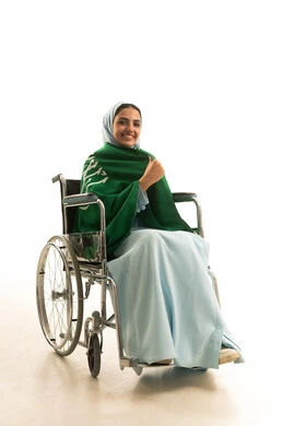 استذكار اليوم الوطني السعودي 23 سبتمبر، يوم العلم 11 مارس، الاحتفال بالمناسبات الوطنية، رفع راية التوحيد والإسلام، ورتريه لشابة عربية سعودية خليجية من ذوي الاحتياجات الخاصة ترتدي العباءه و علم السعودية تجلس على كرسي متحرك تنظر بالفخر و الاعتزاز بالانتماء للوطن، خلفية بيضاء