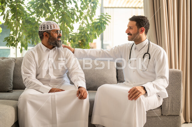 تقدير الطبيب لجهوده ورعايته الطبية، تقديم أفضل الخدمات الصحية لمرضى كبار السن في المستشفى، ممرض يرتدي اليونيفورم الخاص يقوم بطمأنة رجل عربي خليجي سعودي يرتدي الزي التقليدي ، مفهوم الطب والرعاية الصحية