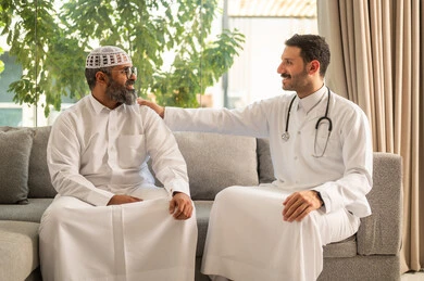 تقدير الطبيب لجهوده ورعايته الطبية، تقديم أفضل الخدمات الصحية لمرضى كبار السن في المستشفى، ممرض يرتدي اليونيفورم الخاص يقوم بطمأنة رجل عربي خليجي سعودي يرتدي الزي التقليدي ، مفهوم الطب والرعاية الصحية
