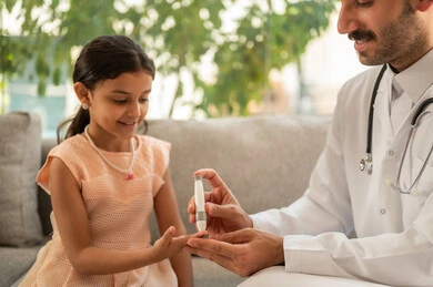 بنت سعودية مصابة بحالة مرضية مزمنة، استخدام الأجهزة الالكترونية للتحاليل المنزلية، المتابعة الدورية لمرضى داء السكري، الفحوصات الطبية السريعة لمعرفة نسبة السكر في الدم, طبيب عربي خليجي سعودي يرتدي المعطف الطبي يقوم بوخز اصبع فتاة