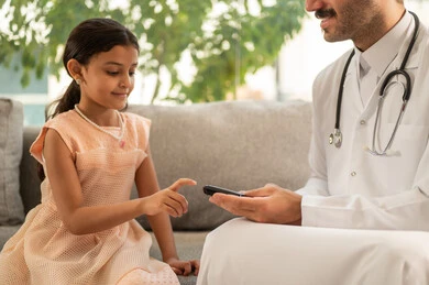 الفحوصات الطبية السريعة لمعرفة نسبة السكر في الدم، المتابعة الدورية لمرضى داء السكري، استخدام الأجهزة الالكترونية للتحاليل المنزلية، بنت سعودية مصابة بحالة مرضية مزمنة, طبيب عربي خليجي سعودي يرتدي المعطف الطبي يقوم بوخز اصبع فتاة