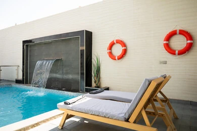 جلسة خارجية هادئة امام حوض السباحة، أثاث منزلي فاخر في احدى الشاليهات، التصميم الداخلي للجلسات على الطراز الحديث, تجهيز السويت بكافة المفروشات الراقية, ديكور داخلي راقي للفلل والشقق السكنية في المملكة العربية السعودية