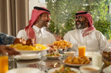 المأكولات والمقبلات الرمضانيه المتنوعه والشهية، اجتماع الأهل ومشاركة الطعام على مائده الإفطار، عائله عربيه خليجيه سعودية تقوم بتناول الفطور،  صورة مقربة ليد امراه عربيه خليجيه سعودية تقوم بتقديم الطعام , حسن الضيافة وإكرام الأخرين