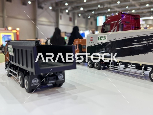 شاحنات نقل تصنيع السعودية في معرض "صُنع في السعودية 2025"،  حدث صناعي بارز يهدف إلى تعزيزالخدمات الوطنية السعودية، إبراز جودة وتنوع الصناعات الوطنية وابتكاراتها،  يحمل المعرض شعار "نصنع التمكين"، هيئة تنمية الصادرات السعودية، 2025 في مركز الرياض للمعارض