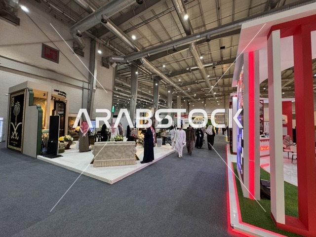 زوار في معرض "صُنع في السعودية 2025"،  حدث صناعي بارز يهدف إلى تعزيزالخدمات الوطنية السعودية، إبراز جودة وتنوع الصناعات الوطنية وابتكاراتها،  يحمل المعرض شعار "نصنع التمكين"، هيئة تنمية الصادرات السعودية، 2025 في مركز الرياض للمعارض