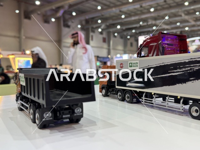 مجسمات لشاحنات تصنيع السعودية في معرض "صُنع في السعودية 2025"،  حدث صناعي بارز يهدف إلى تعزيزالخدمات الوطنية السعودية، إبراز جودة وتنوع الصناعات الوطنية وابتكاراتها،  يحمل المعرض شعار "نصنع التمكين"، هيئة تنمية الصادرات السعودية، 2025 في مركز الرياض للمعارض