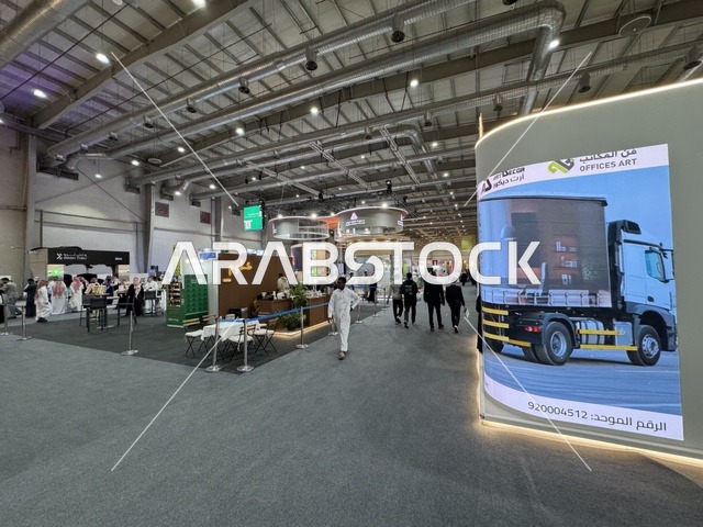 متجولين وزوار في معرض "صُنع في السعودية 2025"،  حدث صناعي بارز يهدف إلى تعزيزالخدمات الوطنية السعودية، إبراز جودة وتنوع الصناعات الوطنية وابتكاراتها،  يحمل المعرض شعار "نصنع التمكين"، هيئة تنمية الصادرات السعودية، 2025 في مركز الرياض للمعارض