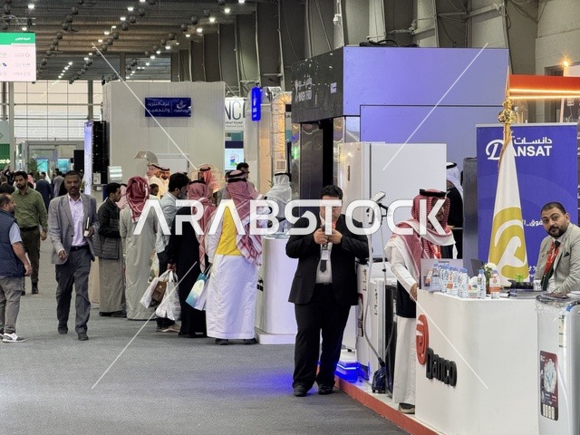 زوار في معرض "صُنع في السعودية 2025"،  حدث صناعي بارز يهدف إلى تعزيزالخدمات الوطنية السعودية، إبراز جودة وتنوع الصناعات الوطنية وابتكاراتها،  يحمل المعرض شعار "نصنع التمكين"، هيئة تنمية الصادرات السعودية، 2025 في مركز الرياض للمعارض