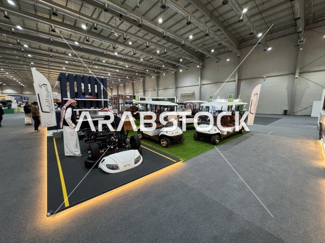 عربات جولف كهربائية معروضة في معرض "صُنع في السعودية 2025"،  حدث صناعي بارز يهدف إلى تعزيزالخدمات الوطنية السعودية، إبراز جودة وتنوع الصناعات الوطنية وابتكاراتها،  يحمل المعرض شعار "نصنع التمكين"، هيئة تنمية الصادرات السعودية، 2025 في مركز الرياض للمعارض والمؤتمرات