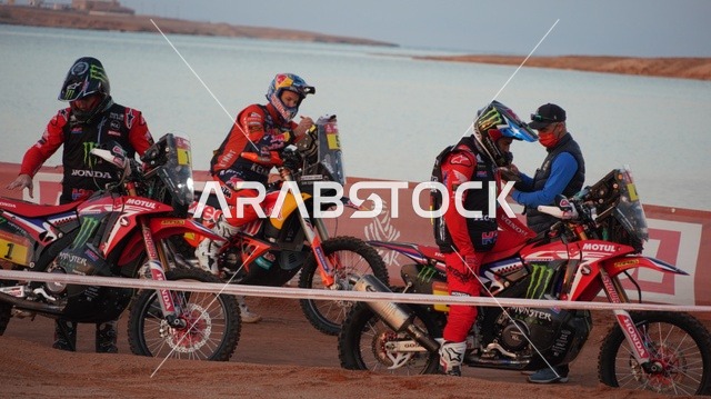 فعالية سباق رالي داكار في المملكة العربية السعودية، بطولة العالم للراليات الصحراوية، المسارات على الكثبان الرملية، رياضة التطعيس على الرمال الناعمه في الصحراء، أنشطة ترفيهية شبابية، شاحنة دفع رباعي، رياضة الدراجات النارية الترابية