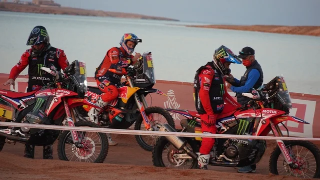 فعالية سباق رالي داكار في المملكة العربية السعودية، بطولة العالم للراليات الصحراوية، المسارات على الكثبان الرملية، رياضة التطعيس على الرمال الناعمه في الصحراء، أنشطة ترفيهية شبابية، شاحنة دفع رباعي، رياضة الدراجات النارية الترابية