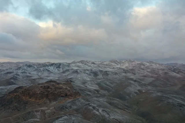 فصل الشتاء و الثلوج في منطقة تبوك في المملكة العربية السعودية, التضاريس و المناخ في السعوديه, مناظر و أماكن طبيعية سياحية، صورة لقرية علقان في منطقة تبوك، جمال الارض الكسوة بالثلوج ، وجهة سياحية في تبوك ، مدينة الثلج