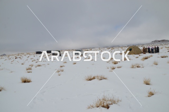 جبال اللوز المثلجة في منطقة تبوك في المملكة العربية السعودية, التضاريس و المناخ في السعوديه, مناظر و أماكن طبيعية سياحية، المناطق الجبلية في السعودية ، صورة من قمة جبل اللوز بمنطقة تبوك ، المرتفعات الجبلية،  وجهة العالم الجديدة في قلب نيوم