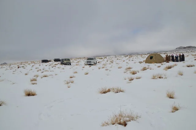 جبال اللوز المثلجة في منطقة تبوك في المملكة العربية السعودية, التضاريس و المناخ في السعوديه, مناظر و أماكن طبيعية سياحية، المناطق الجبلية في السعودية ، صورة من قمة جبل اللوز بمنطقة تبوك ، المرتفعات الجبلية،  وجهة العالم الجديدة في قلب نيوم