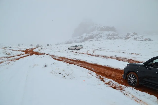 سيارة زوار لثلوج نيوم، صورة من قمة جبل اللوز بمنطقة تبوك ، التضاريس و المناخ في السعوديه, جبال اللوز المثلجة في منطقة تبوك في المملكة العربية السعودية,  مناظر و أماكن طبيعية سياحية، المناطق الجبلية في السعودية ، وجهة العالم الجديدة في قلب نيوم