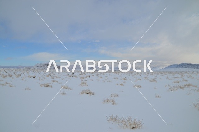 صورة من قمة جبل اللوز بمنطقة تبوك ، التضاريس و المناخ في السعوديه, جبال اللوز المثلجة في منطقة تبوك في المملكة العربية السعودية,  مناظر و أماكن طبيعية سياحية، المناطق الجبلية في السعودية ، المرتفعات الجبلية،  وجهة العالم الجديدة في قلب نيوم