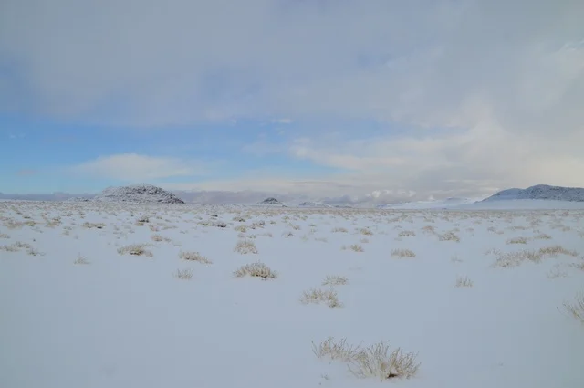 صورة من قمة جبل اللوز بمنطقة تبوك ، التضاريس و المناخ في السعوديه, جبال اللوز المثلجة في منطقة تبوك في المملكة العربية السعودية,  مناظر و أماكن طبيعية سياحية، المناطق الجبلية في السعودية ، المرتفعات الجبلية،  وجهة العالم الجديدة في قلب نيوم