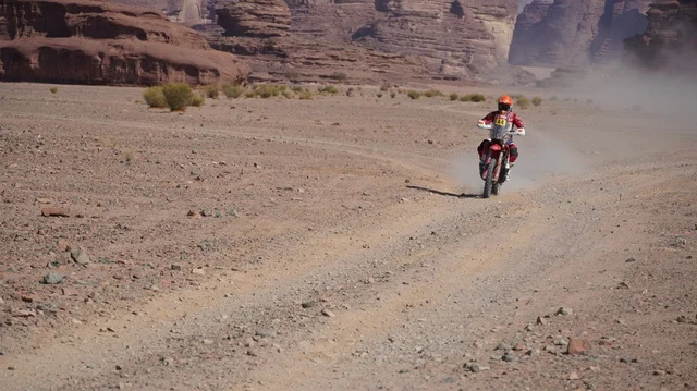 أنشطة ترفيهية شبابية، بطولة العالم للراليات الصحراوية، فعالية سباق رالي داكار في المملكة العربية السعودية، المسارات على الكثبان الرملية، رياضة التطعيس على الرمال الناعمه في الصحراء، شاحنة دفع رباعي، رياضة الدراجات النارية الترابية