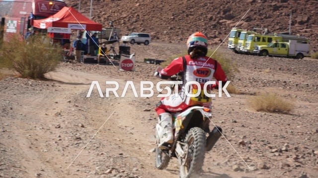 أنشطة ترفيهية شبابية، بطولة العالم للراليات الصحراوية، فعالية سباق رالي داكار في المملكة العربية السعودية، المسارات على الكثبان الرملية، رياضة التطعيس على الرمال الناعمه في الصحراء، شاحنة دفع رباعي، رياضة الدراجات النارية الترابية