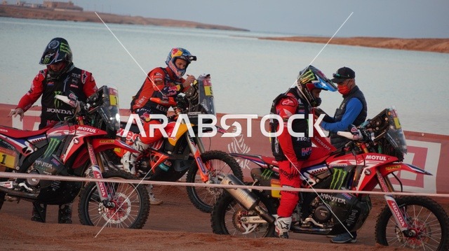 فعالية سباق رالي داكار في المملكة العربية السعودية، بطولة العالم للراليات الصحراوية، المسارات على الكثبان الرملية، رياضة التطعيس على الرمال الناعمه في الصحراء، أنشطة ترفيهية شبابية، شاحنة دفع رباعي، رياضة الدراجات النارية الترابية