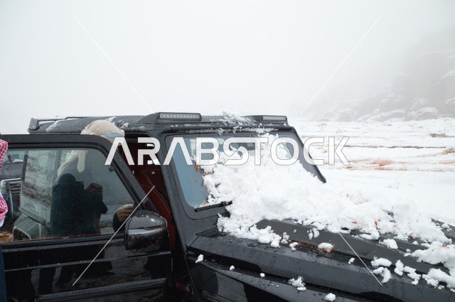 سيارة زوار لثلوج نيوم، صورة من قمة جبل اللوز بمنطقة تبوك ، التضاريس و المناخ في السعوديه, جبال اللوز المثلجة في منطقة تبوك في المملكة العربية السعودية,  مناظر و أماكن طبيعية سياحية، المناطق الجبلية في السعودية ، وجهة العالم الجديدة في قلب نيوم