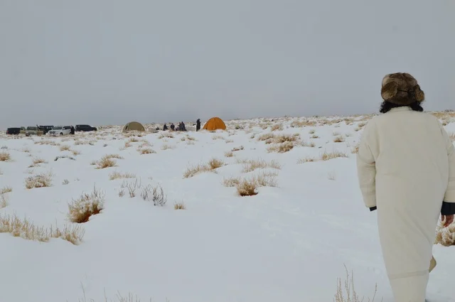 رجل يرتدي الفرو لتدفئة من الثلوج في نيوم، صورة من قمة جبل اللوز بمنطقة تبوك ، التضاريس و المناخ في السعوديه, جبال اللوز المثلجة في منطقة تبوك في المملكة العربية السعودية,  مناظر و أماكن طبيعية سياحية، المناطق الجبلية في السعودية ، وجهة العالم الجديدة في قلب نيوم