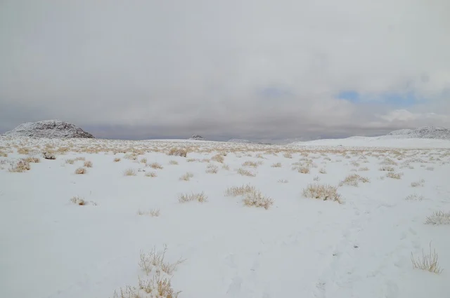 التضاريس و المناخ في السعوديه, جبال اللوز المثلجة في منطقة تبوك في المملكة العربية السعودية,  مناظر و أماكن طبيعية سياحية، المناطق الجبلية في السعودية ، صورة من قمة جبل اللوز بمنطقة تبوك ، المرتفعات الجبلية،  وجهة العالم الجديدة في قلب نيوم