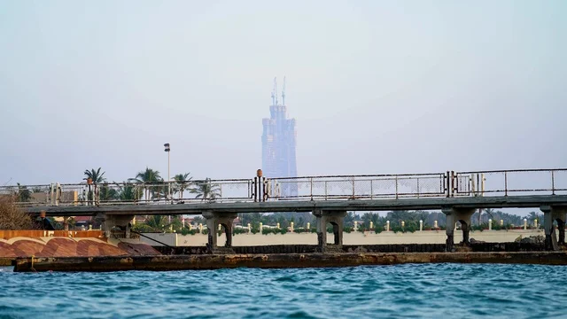 Jeddah's sea on Jeddah beach, recreational tourist spots, Jeddah's tourist attractions, a view of Jeddah Corniche at sunset, the Red Sea beach in the city of Jeddah in the Kingdom of Saudi Arabia, tourism in Saudi Arabia, Jeddah's waterfront, and the tranquility and beauty of the sea.