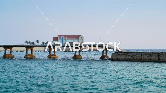 واجهة جدة البحرية وهدوء وجمال البحر، أماكن سياحية ترفيهية ، بحر جدة على شاطئ جدة ، معالم جدة السياحية ، إطلالة على كورنيش جدة وقت الغروب ، شاطئ البحر الأحمر في مدينة جدة بالمملكة العربية السعودية ، السياحة في السعودية