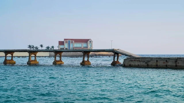 Jeddah Waterfront and the tranquility and beauty of the sea, recreational tourist spots, the Jeddah Sea on Jeddah Beach, Jeddah's tourist attractions, a view of the Jeddah Corniche at sunset, the Red Sea beach in the city of Jeddah in the Kingdom of Saudi Arabia, tourism in Saudi Arabia.