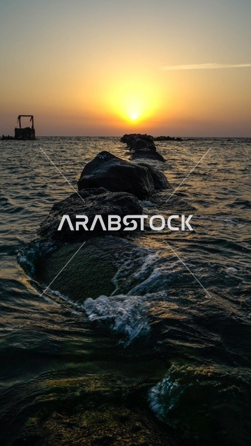 البيئه الطبيعيه لكورنيش جده السياحي,  أماكن السياحه الترفيهيه في مدينه جده في المملكة العربيه السعوديه, معالم سياحيه مشهورة, الاستمتاع بالأجواء الهادئة في وقت غروب الشمس فوق البحر الأحمر, واجهة جدة البحرية وهدوء البحر