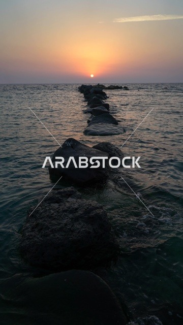 Recreational tourist places in the city of Jeddah in the Kingdom of Saudi Arabia, famous tourist attractions, enjoying the calm atmosphere at sunset over the Red Sea, the natural environment of Jeddah's tourist corniche, Jeddah's waterfront and the tranquility of the sea.