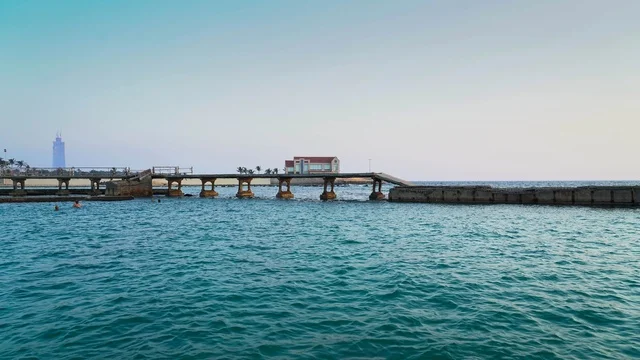 واجهة جدة البحرية وهدوء وجمال البحر، أماكن سياحية ترفيهية ، بحر جدة على شاطئ جدة ، معالم جدة السياحية ، إطلالة على كورنيش جدة وقت الغروب ، شاطئ البحر الأحمر في مدينة جدة بالمملكة العربية السعودية ، السياحة في السعودية