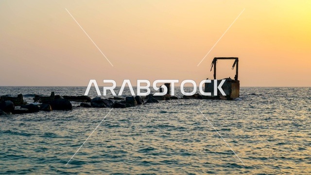 البيئه الطبيعيه لكورنيش جده السياحي,  أماكن السياحه الترفيهيه في مدينه جده في المملكة العربيه السعوديه, معالم سياحيه مشهورة, الاستمتاع بالأجواء الهادئة في وقت غروب الشمس فوق البحر الأحمر, واجهة جدة البحرية وهدوء البحر