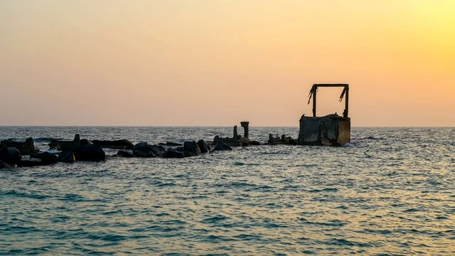 The natural environment of Jeddah's tourist corniche, recreational tourism spots in the city of Jeddah in the Kingdom of Saudi Arabia, famous tourist landmarks, enjoying the calm atmosphere at sunset over the Red Sea, Jeddah's waterfront and the tranquility of the sea.