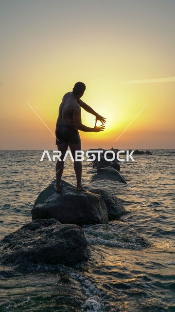 رجل في البحر، الاستمتاع بالأجواء الهادئة في وقت غروب الشمس فوق البحر الأحمر, البيئه الطبيعيه لكورنيش جده السياحي,  أماكن السياحه الترفيهيه في مدينه جده في المملكة العربيه السعوديه, معالم سياحيه مشهورة,  واجهة جدة البحرية وهدوء البحر