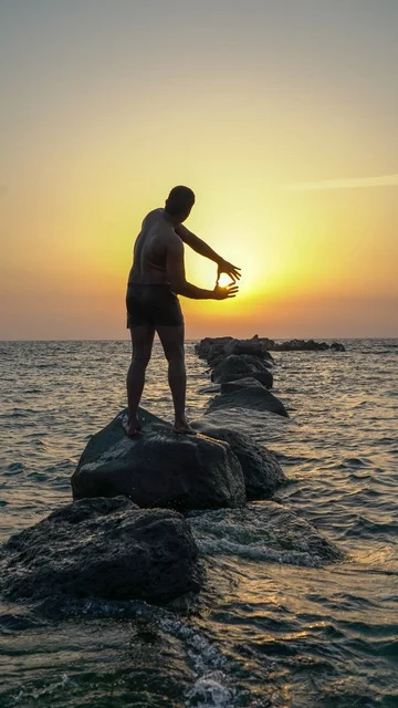 رجل في البحر، الاستمتاع بالأجواء الهادئة في وقت غروب الشمس فوق البحر الأحمر, البيئه الطبيعيه لكورنيش جده السياحي,  أماكن السياحه الترفيهيه في مدينه جده في المملكة العربيه السعوديه, معالم سياحيه مشهورة,  واجهة جدة البحرية وهدوء البحر