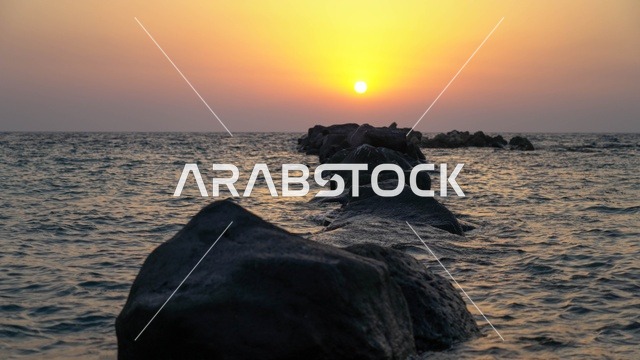 Recreational tourist places in the city of Jeddah in the Kingdom of Saudi Arabia, famous tourist attractions, enjoying the calm atmosphere at sunset over the Red Sea, the natural environment of Jeddah's tourist corniche, Jeddah's waterfront and the tranquility of the sea.