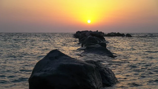 Recreational tourist places in the city of Jeddah in the Kingdom of Saudi Arabia, famous tourist attractions, enjoying the calm atmosphere at sunset over the Red Sea, the natural environment of Jeddah's tourist corniche, Jeddah's waterfront and the tranquility of the sea.
