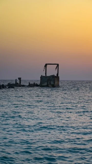 أماكن السياحه الترفيهيه في مدينه جده في المملكة العربيه السعوديه, معالم سياحيه مشهورة, الاستمتاع بالأجواء الهادئة في وقت غروب الشمس فوق البحر الأحمر, البيئه الطبيعيه لكورنيش جده السياحي, واجهة جدة البحرية وهدوء البحر