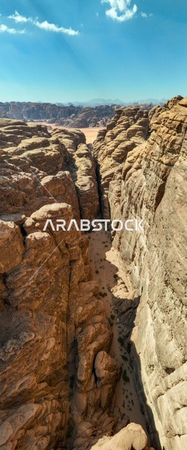 جبال ذات تشكيلات صخرية جذابة في تبوك ، مناظر طبيعية خلابة للرمال الذهبية ،  صورة للتكوينات الصخرية في منطقة بجدة نيوم شمال غرب المملكة العربية السعودية ، معالم حضارية سياحية في المملكة العربية السعودية .