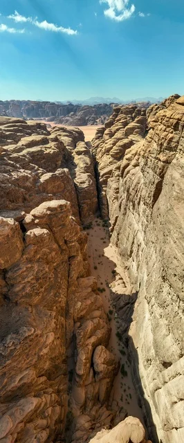 جبال ذات تشكيلات صخرية جذابة في تبوك ، مناظر طبيعية خلابة للرمال الذهبية ،  صورة للتكوينات الصخرية في منطقة بجدة نيوم شمال غرب المملكة العربية السعودية ، معالم حضارية سياحية في المملكة العربية السعودية .