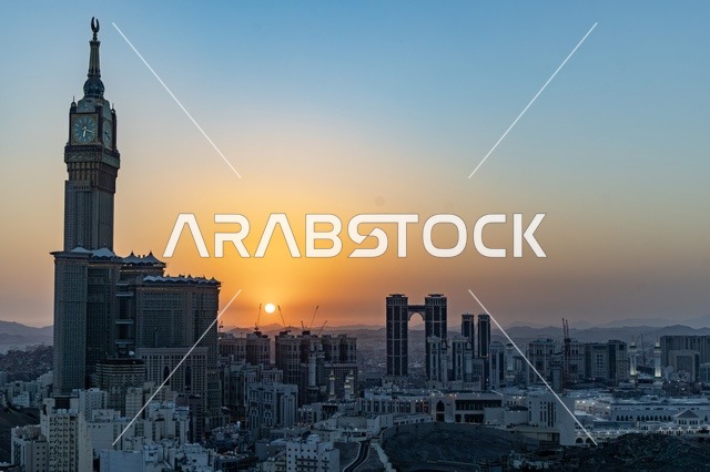 الفن الهندسي المعماري على الطراز الحديث، العبادة والتقرب إلى الله، معالم دينية إسلامية مقدسة، صورة  لمبنى برج الساعة الملكي في مكة المكرمة وقت الغروب ، الفنادق والأبراج المطلة على الحرم المكي الشريف في المملكة العربية السعودية