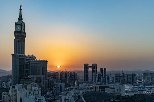 الفن الهندسي المعماري على الطراز الحديث، العبادة والتقرب إلى الله، معالم دينية إسلامية مقدسة، صورة لمبنى برج الساعة الملكي في مكة المكرمة وقت الغروب ، الفنادق والأبراج المطلة على الحرم المكي الشريف في المملكة العربية السعودية الفن الهندسي المعماري على الطراز الحديث، العبادة والتقرب إلى الله، معالم دينية إسلامية مقدسة، صورة لمبنى برج الساعة الملكي في مكة المكرمة وقت الغروب ، الفنادق والأبراج المطلة على الحرم المكي الشريف في المملكة العربية السعودية