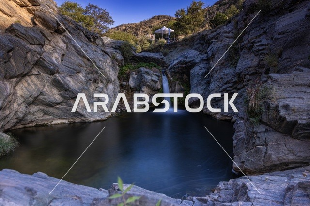 معلم طبيعي معروف في منطقة الباحة بالمملكة العربية السعودية، جماله الخلاب ومياهه النقية التي تتدفق من أعالي الجبال، وجهة سياحية شهيرة خاصة بعد هطول الأمطار، يقصده الزوار للاسترخاء والتنزه والتصوير، أودية وشلالات السعودية , خلفية الطبيعه .