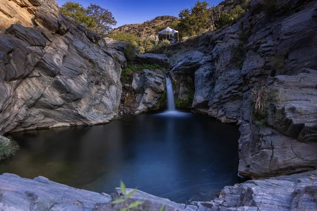 معلم طبيعي معروف في منطقة الباحة بالمملكة العربية السعودية، جماله الخلاب ومياهه النقية التي تتدفق من أعالي الجبال، وجهة سياحية شهيرة خاصة بعد هطول الأمطار، يقصده الزوار للاسترخاء والتنزه والتصوير، أودية وشلالات السعودية , خلفية الطبيعه .