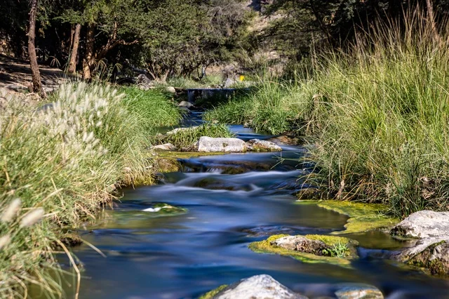 وجهة سياحية شهيرة خاصة بعد هطول الأمطار، معلم طبيعي معروف في منطقة الباحة بالمملكة العربية السعودية، جماله الخلاب ومياهه النقية التي تتدفق من أعالي الجبال، يقصده الزوار للاسترخاء والتنزه والتصوير، أودية وشلالات السعودية , خلفية الطبيعه .