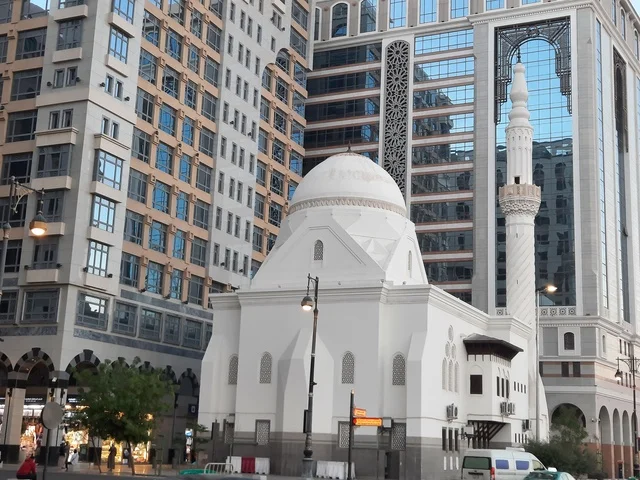 The architectural art of the buildings, towers, and hotels surrounding the Prophet's Mosque, the traffic of cars in Medina, a destination for Muslims from around the world, the view of the roads and streets during the day, famous landmarks and tourist attractions.