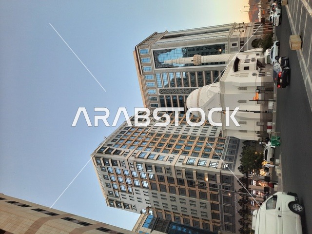 الفن الهندسي للمباني والابراج والفنادق المحيطة بالحرم النبوي الشريف، حركة مرور السيارات في المدينة المنورة، وجهة المسلمين من انحاء العالم، منظر الطرق والشوارع في النهار، معالم وأماكن سياحية مشهورة