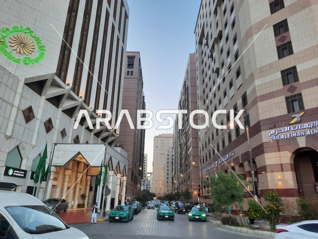 الفن الهندسي للمباني والابراج والفنادق المحيطة بالحرم النبوي الشريف، حركة مرور السيارات في المدينة المنورة، وجهة المسلمين من انحاء العالم، منظر الطرق والشوارع في النهار، معالم وأماكن سياحية مشهورة